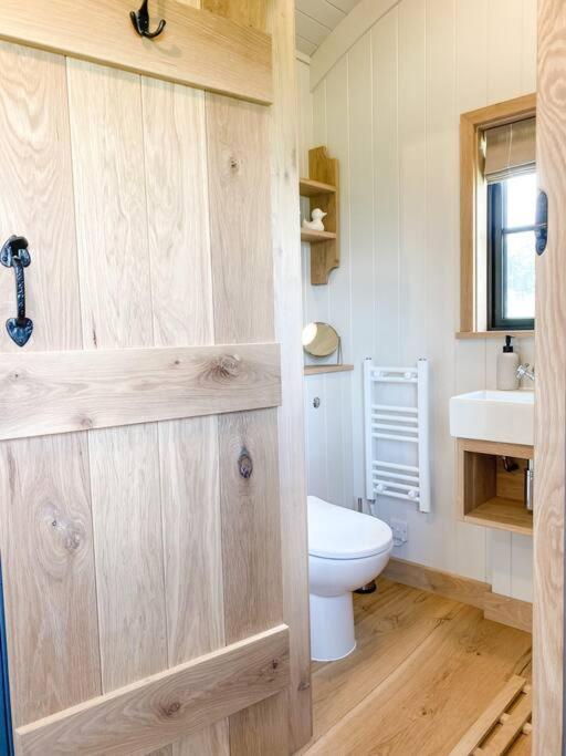 The Black Swan Shepherd Hut Ketton Экстерьер фото