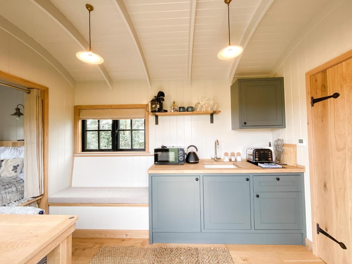 The Black Swan Shepherd Hut Ketton Экстерьер фото