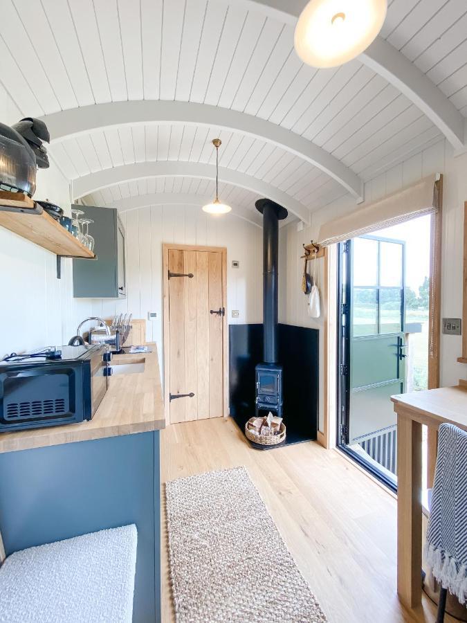 The Black Swan Shepherd Hut Ketton Экстерьер фото